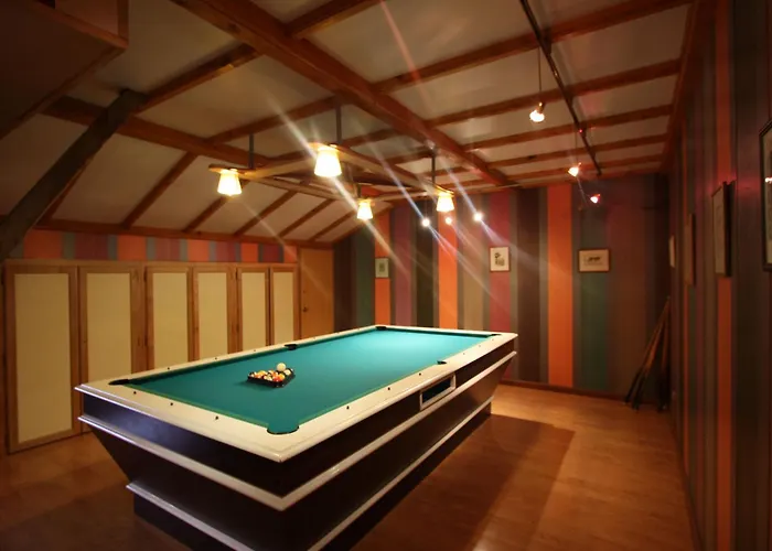 Hébergement de vacances Familial Avec Salle De Jeux, Cheminée, Terrasse Et Proche De Sites Touristiques - Fr-1-589-186 *