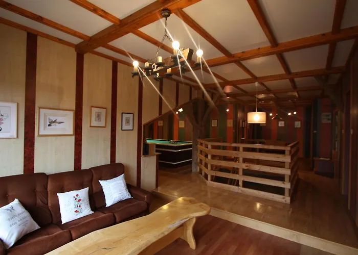 Hébergement de vacances Familial Avec Salle De Jeux, Cheminée, Terrasse Et Proche De Sites Touristiques - Fr-1-589-186 *